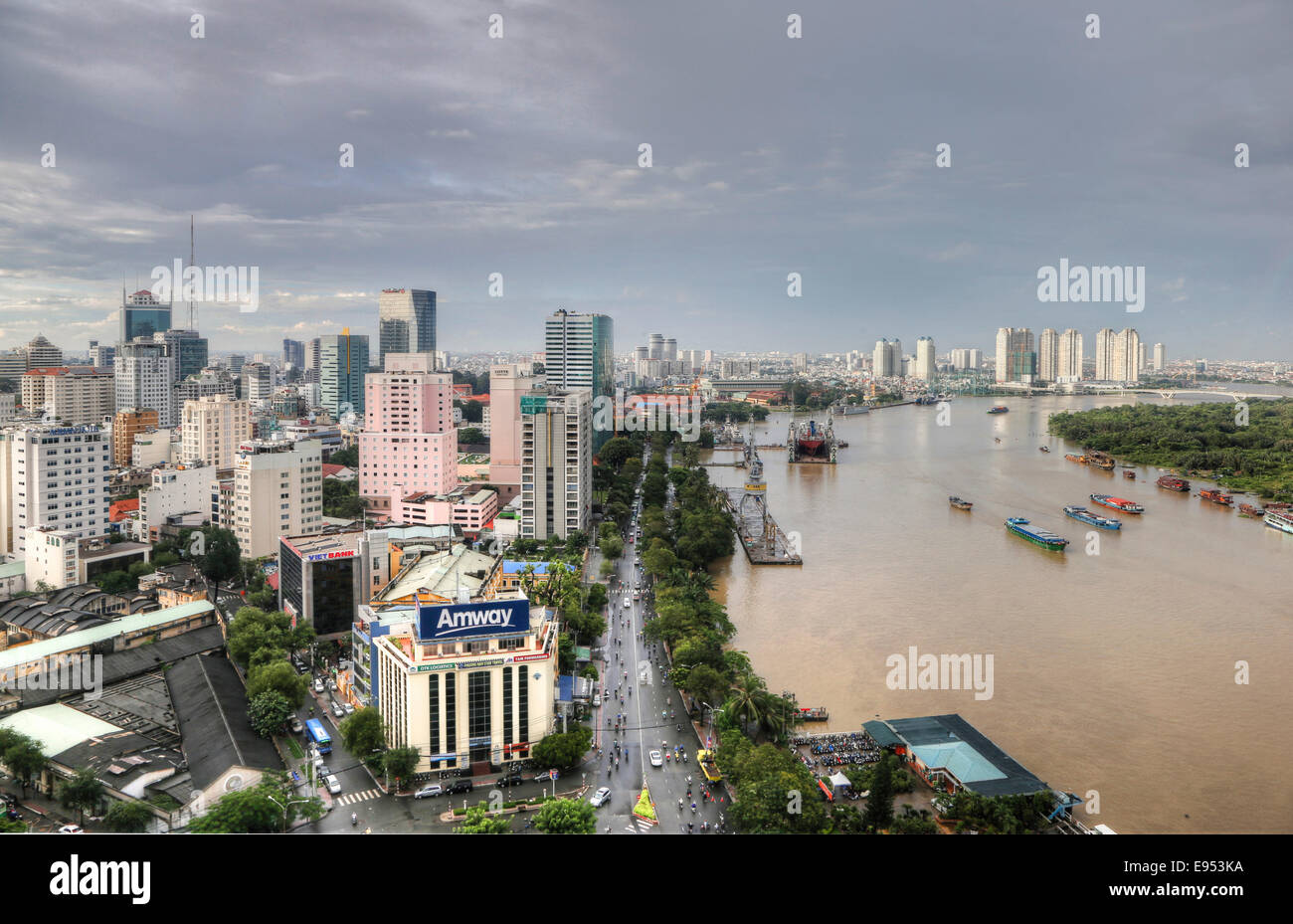 Skyline con il Fiume Saigon, District 1, Ho Chi Minh City, Vietnam Foto Stock