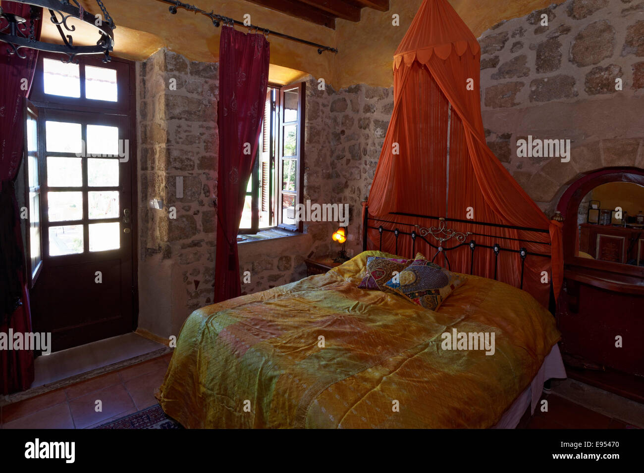 Hotel romantica camera con baldacchino e il letto di metallo, Nikos Takis Fashion Hotel, RODI, RODI, DODECANNESO, Grecia Foto Stock