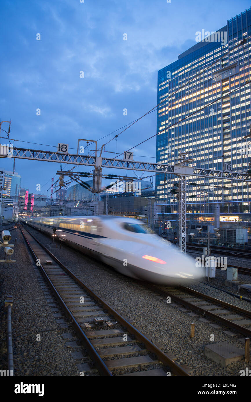 Il treno superveloce shinkansen, Tokyo, Giappone Foto Stock