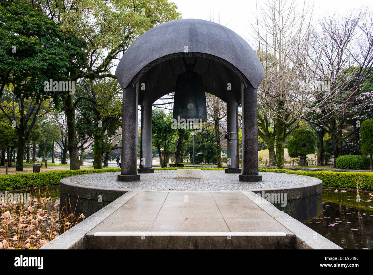 Campana commemorativa in Hiroshima Peace Memorial Park, sito Patrimonio Mondiale dell'UNESCO, Hiroshima, regione Chūgoku, Giappone Foto Stock