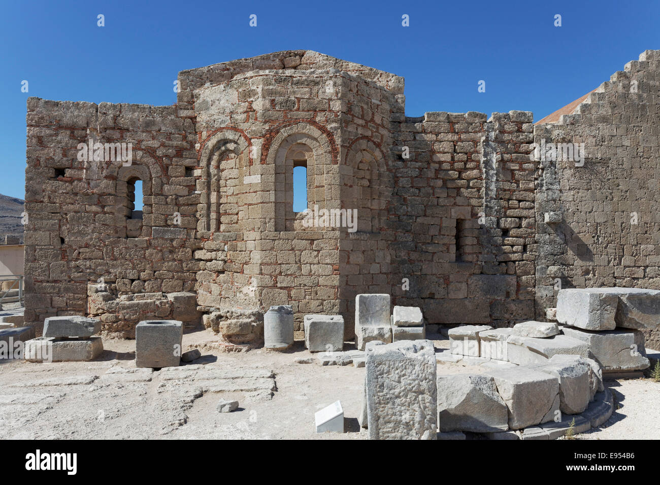 Le rovine della chiesa di San Giovanni Evangelista, Acropoli di Lindos, l' isola di Rodi, Dodecanneso, Grecia Foto Stock
