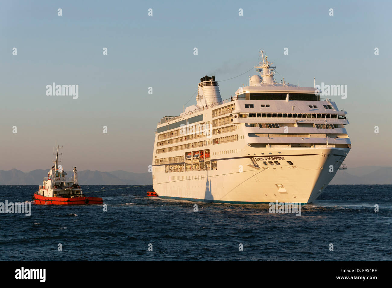 "Sette Mari Mariner' la nave di crociera di Regent Seven Seas Cruises viene trainato in mare, RODI, RODI, DODECANNESO, Grecia Foto Stock