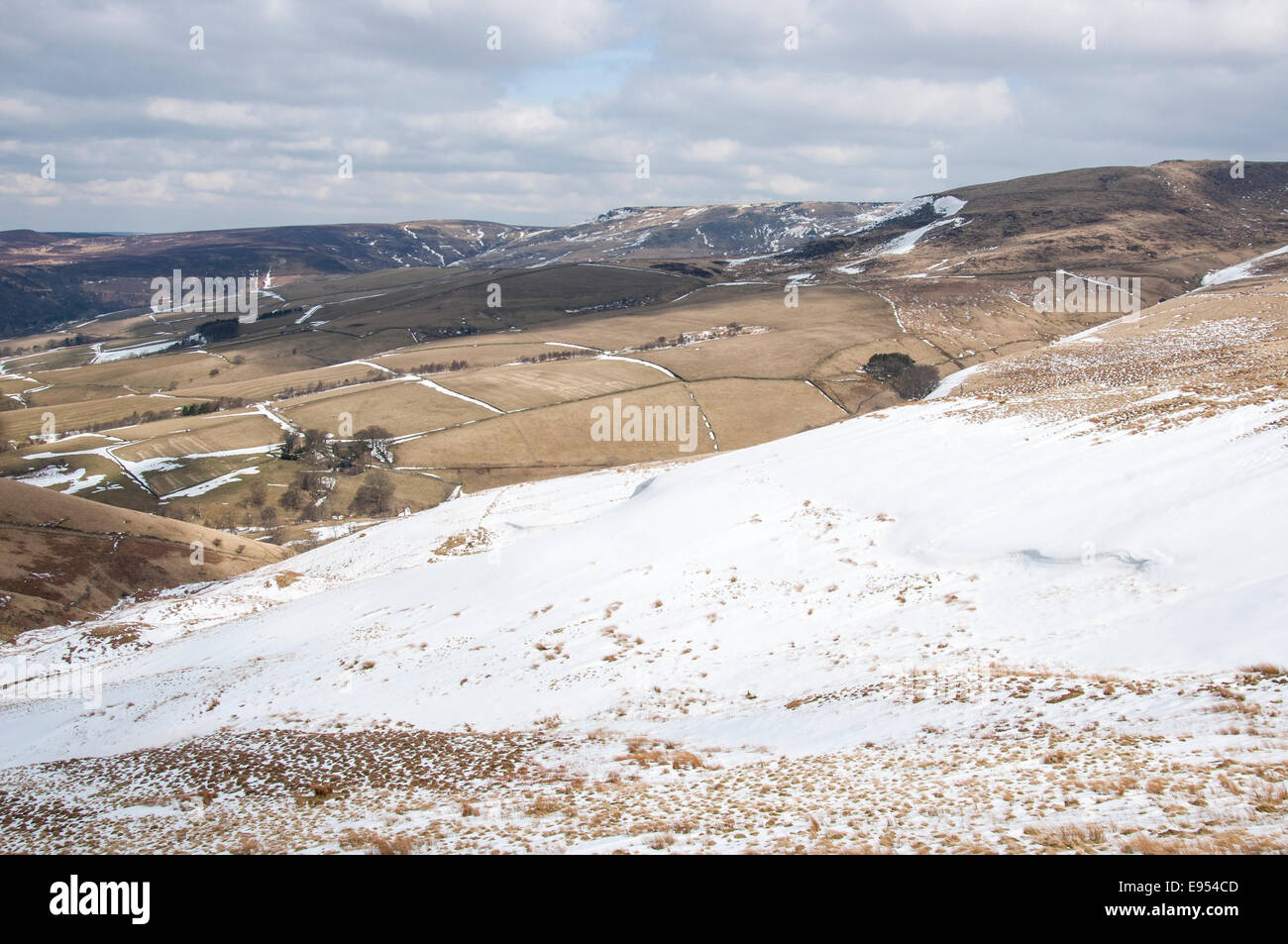 Cumuli di neve in un tardo inverno il paesaggio sotto Kinder Scout nel Derbyshire. Foto Stock