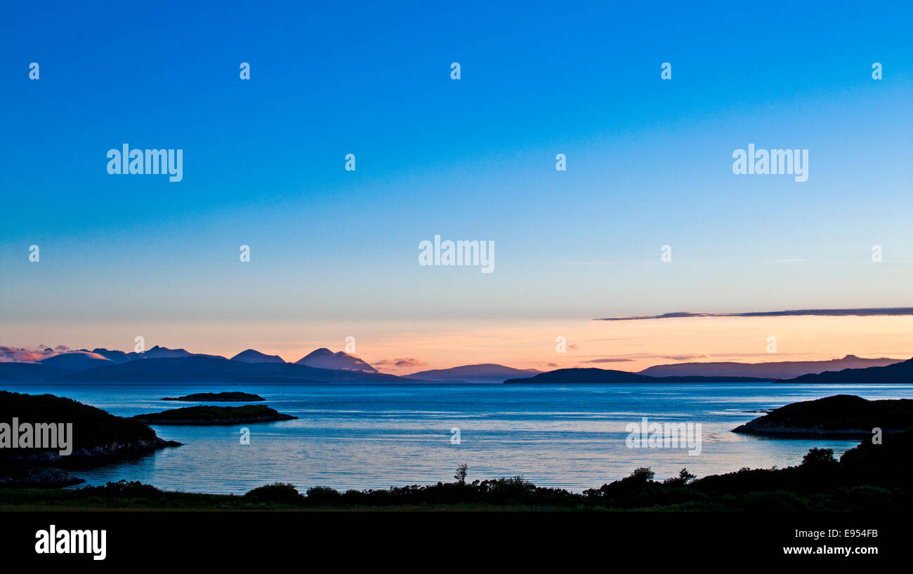 Bellissimo Tramonto spettacolare su Cuillins, Skye e Scalpay, visto da una baia sul Loch Carron vicino Plockton, Highlands della Scozia Foto Stock