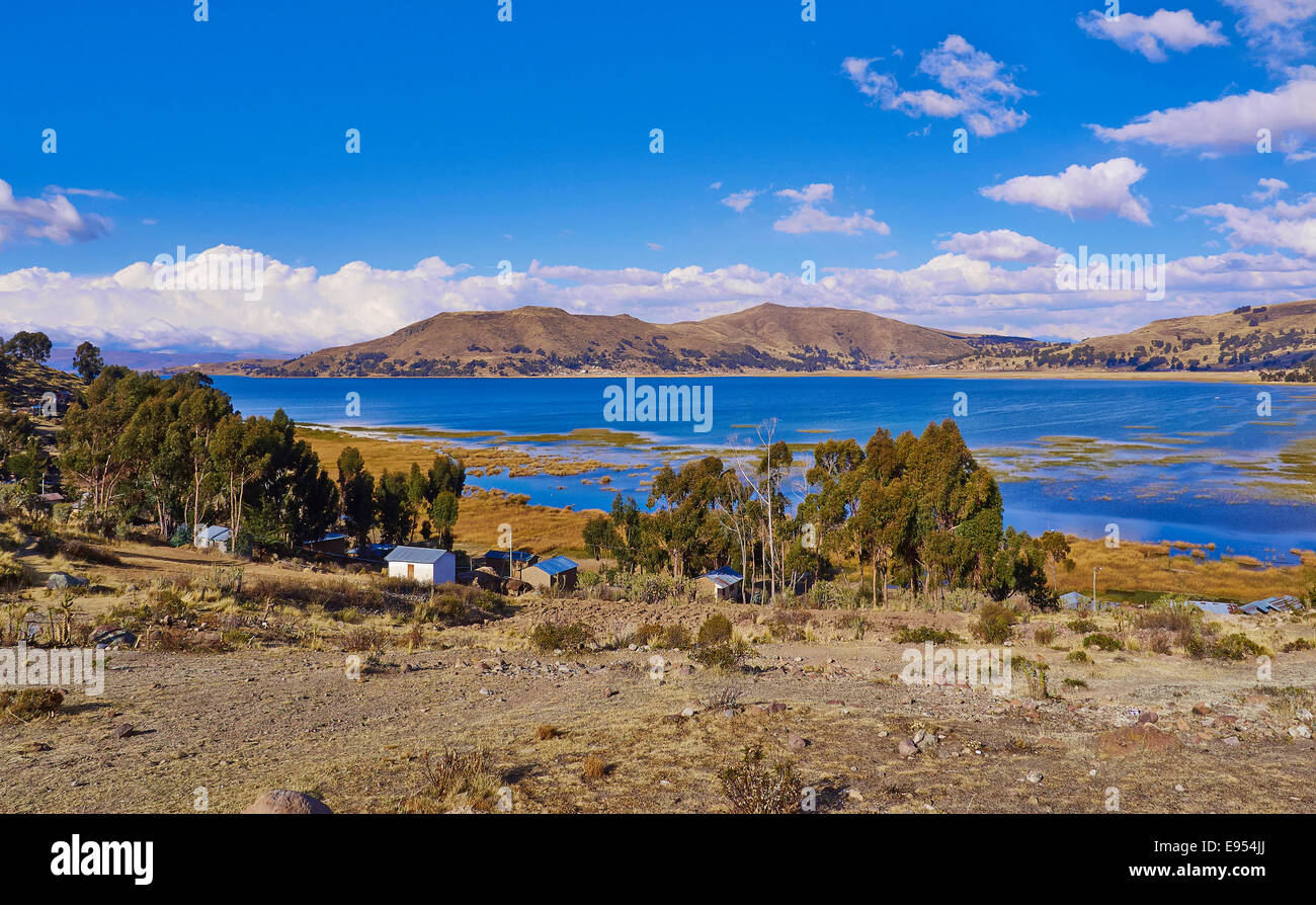 Piccole case vicino al lago Titicaca, altipiano boliviano Altiplano, Bolivia Foto Stock