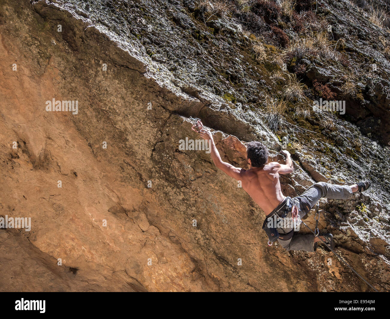 Free climber su di un crinale, Cordillera Real, La Paz, Bolivia Foto Stock