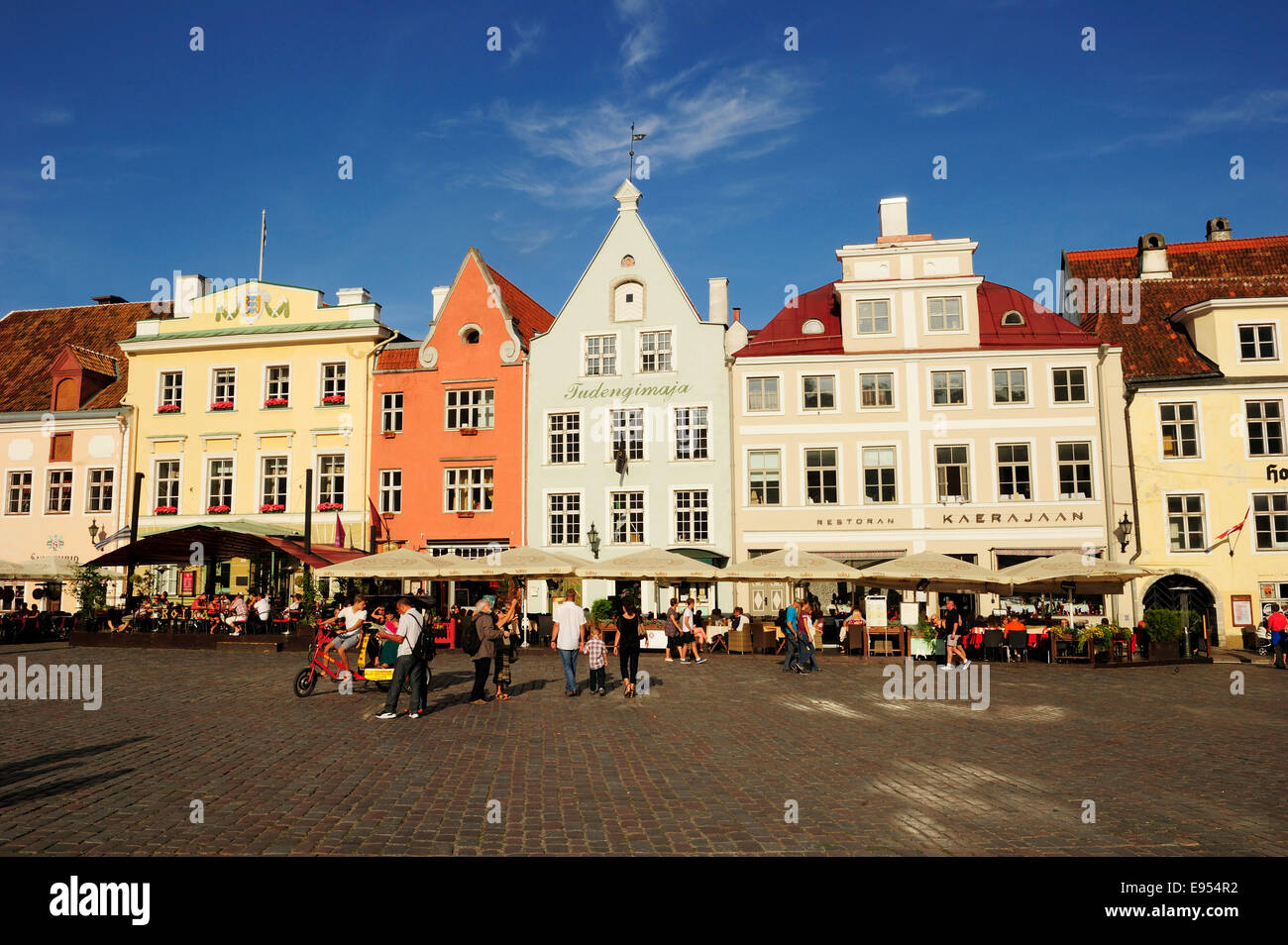 Piazza del Municipio con case pittoresche, centro storico, Tallinn, Estonia Foto Stock