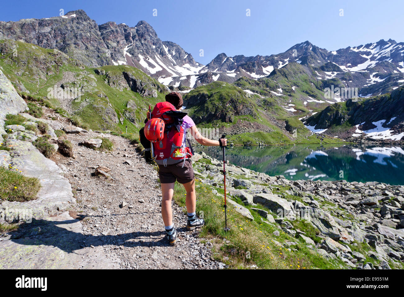Alpinista a Großer lago Schwarzsee, Mt Schwarzwandscharte sul retro, Alto Adige, Trentino Alto Adige, Italia Foto Stock