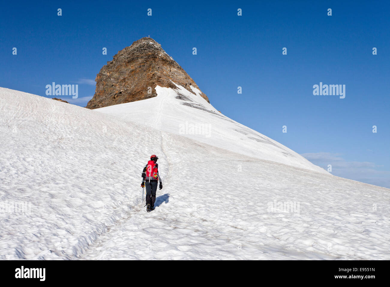 Alpinista su Mt Pfaffensattel, picco di Mt Zuckerhütl sul retro, Tirolo del nord, Austria Foto Stock