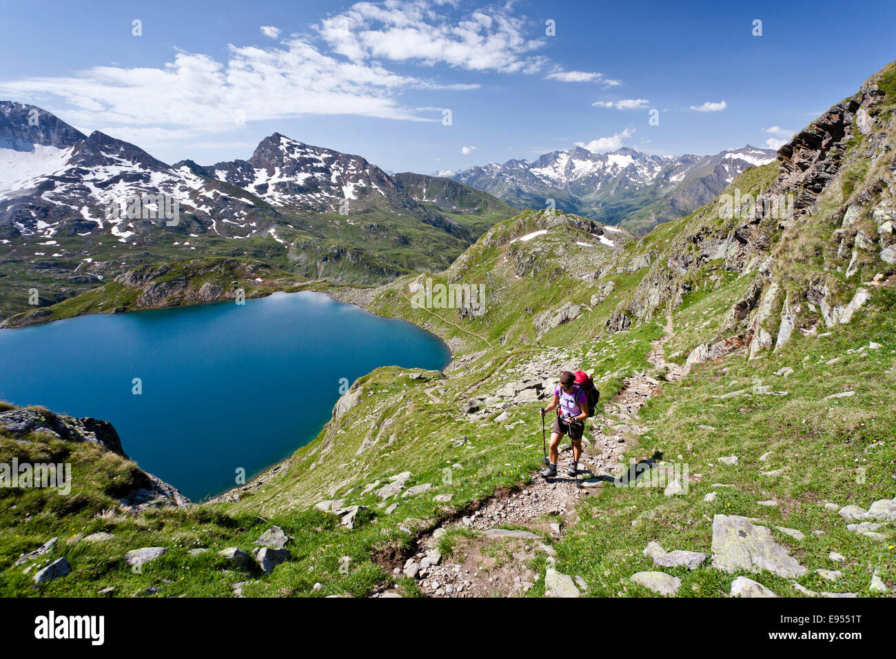 Gli alpinisti sopra Großer lago Schwarzsee, durante la salita del Mt Zuckerhütl da Passiria, Alto Adige Foto Stock