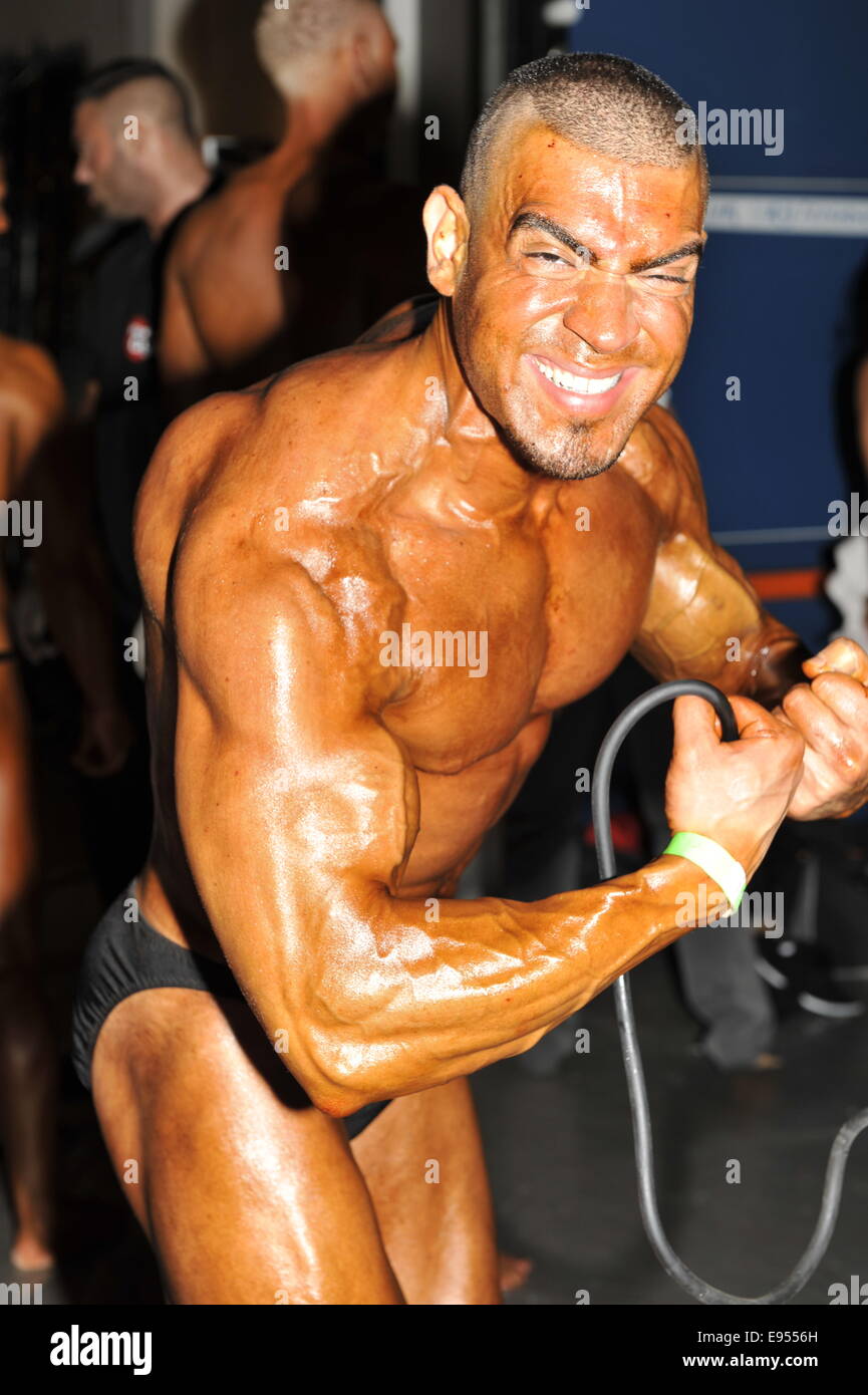 Back pose muscular man triceps immagini e fotografie stock ad alta  risoluzione - Alamy