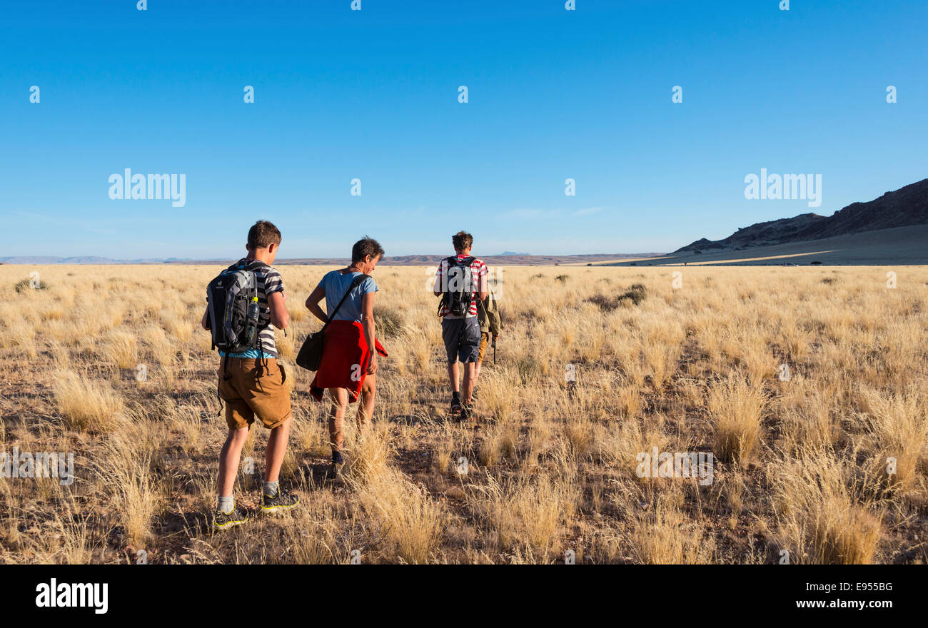 Tre gli escursionisti nella savana in prossimità del Naukluft Mountains, Namib-Naukluft, Namibia Foto Stock