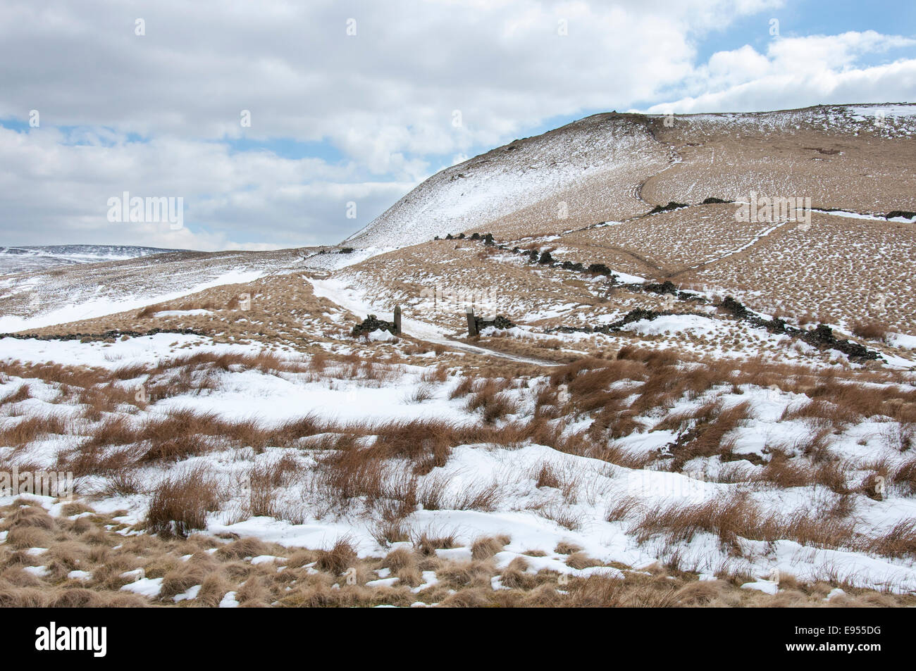 Ance, cumuli di neve e pareti di pietra sotto la testa del Sud nel picco di alta. Il tardo inverno scena. Foto Stock