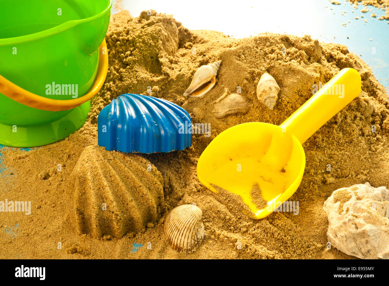 Uno stampo e una pala in sandbox Foto Stock