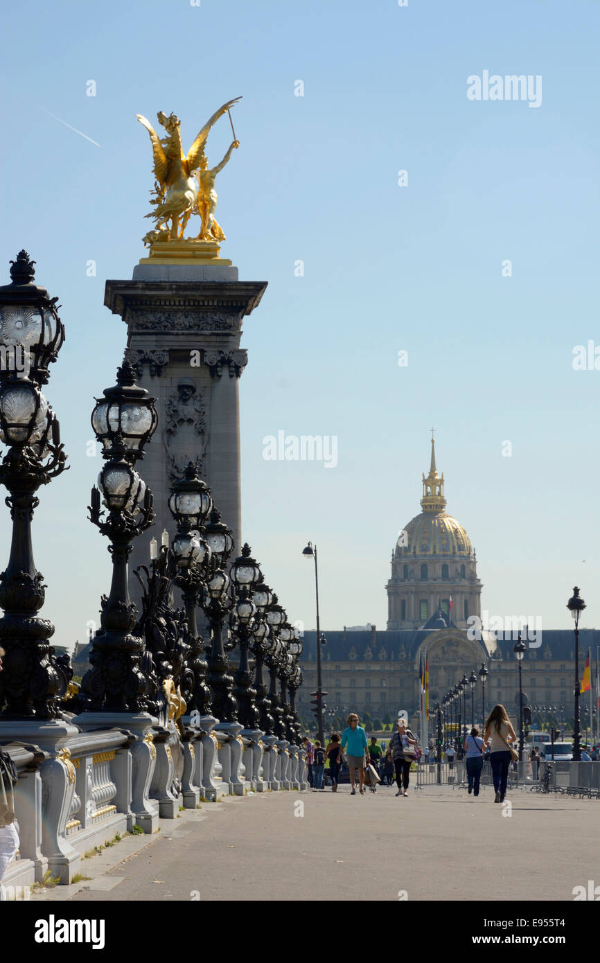 Pont Alexandre III e Les Invalides, Parigi, Ile-de-France, Francia Foto Stock