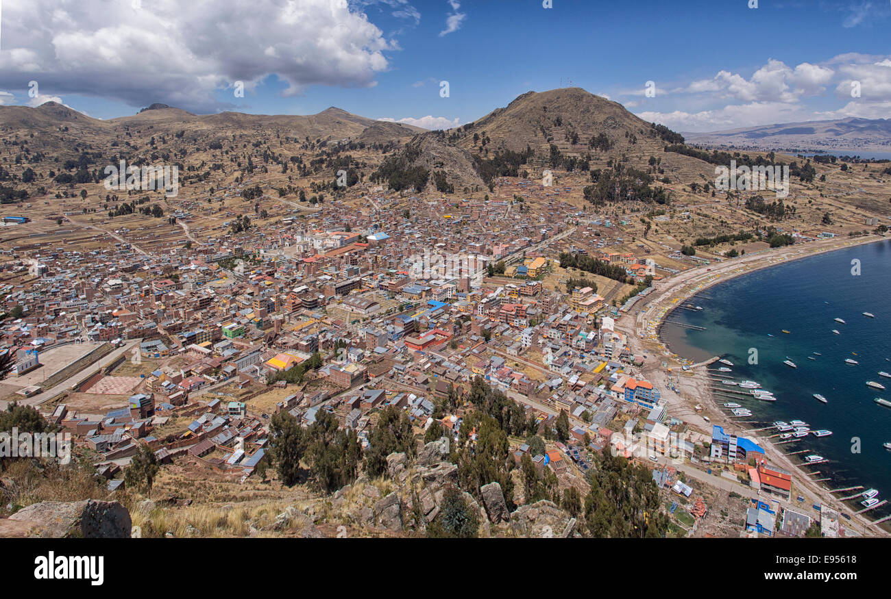 La città di Copacabana con la sua baia, il lago Titicaca, Laz Paz, Bolivia Foto Stock