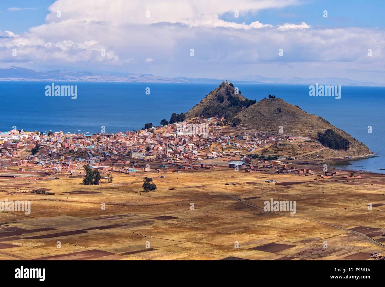 La città di Copacabana sulle rive del lago Titicaca, altipiano boliviano Altiplano, La Paz, Bolivia Foto Stock