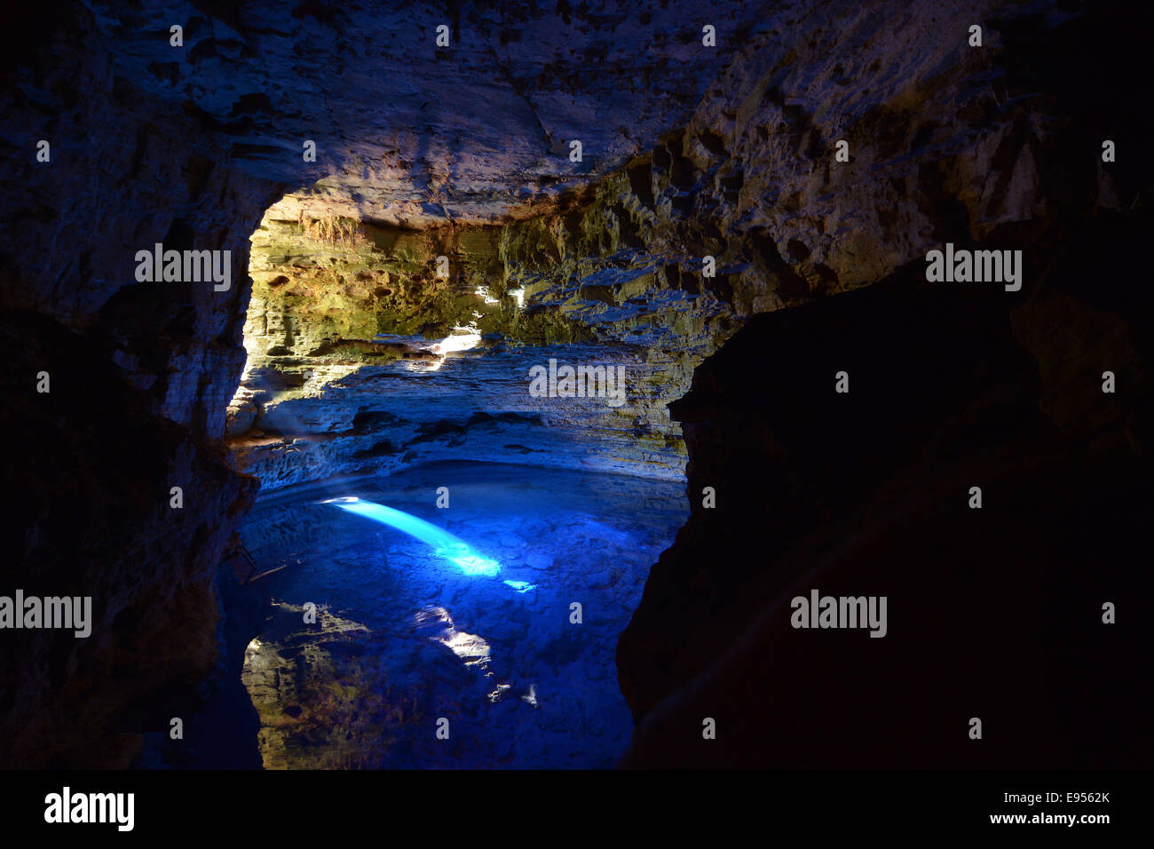 Poco Encantado grotta con fasci di luce, Chapada Diamantina, nello Stato di Bahia, Brasile Foto Stock