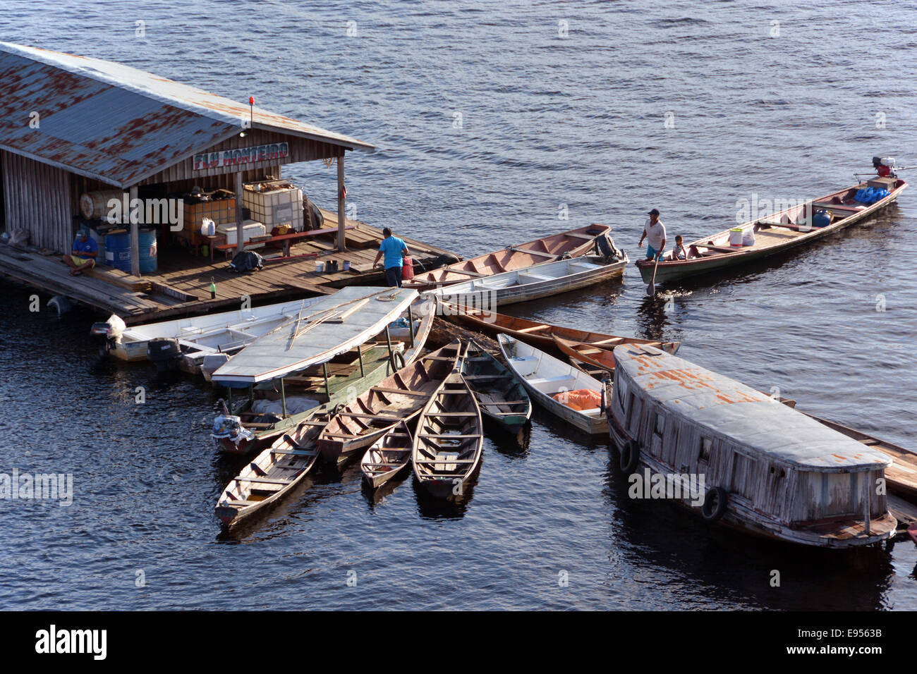 Tipica casa galleggiante per l'Amazzonia, tefe, Amazonas provincia, brasile Foto Stock