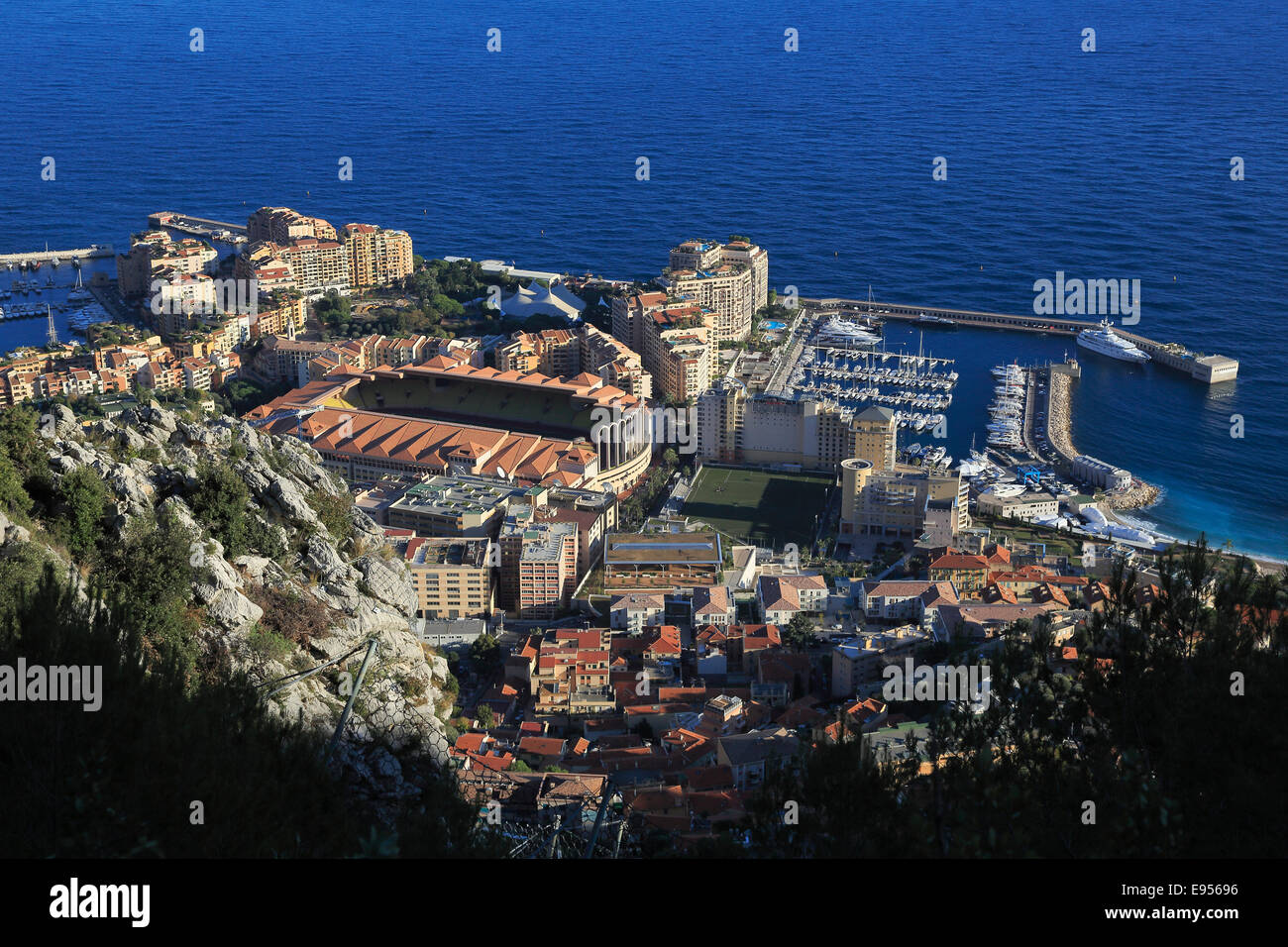 Fontvieille, district costruito su terreni bonificati, con lo stadio di calcio e il porto di Cap d'Ail, visto da sotto il Foto Stock