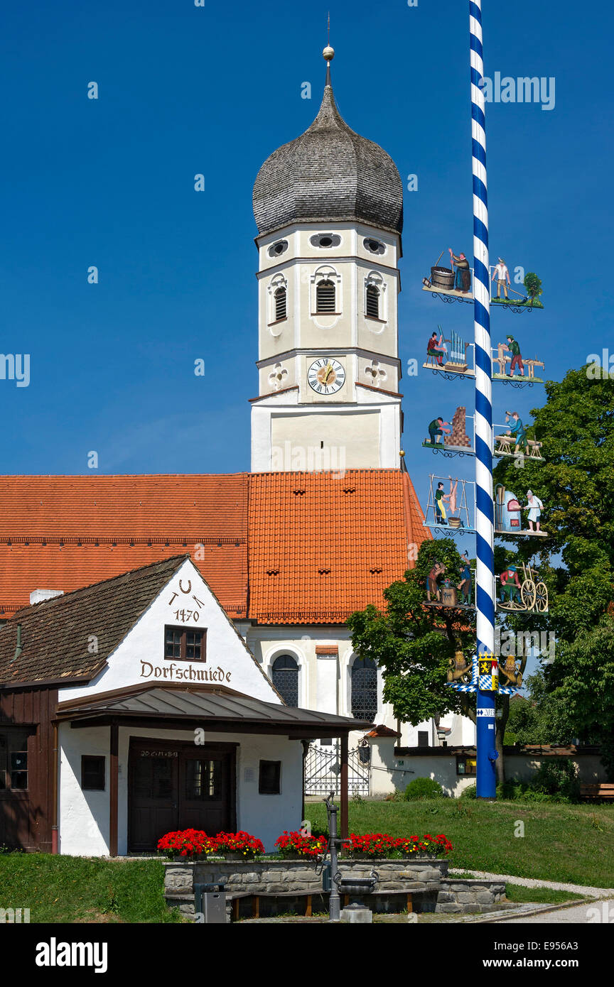 Ex villaggio del fabbro, chiesa parrocchiale di San Vito, maypole in Erling, Andechs, Alta Baviera, Baviera, Germania Foto Stock