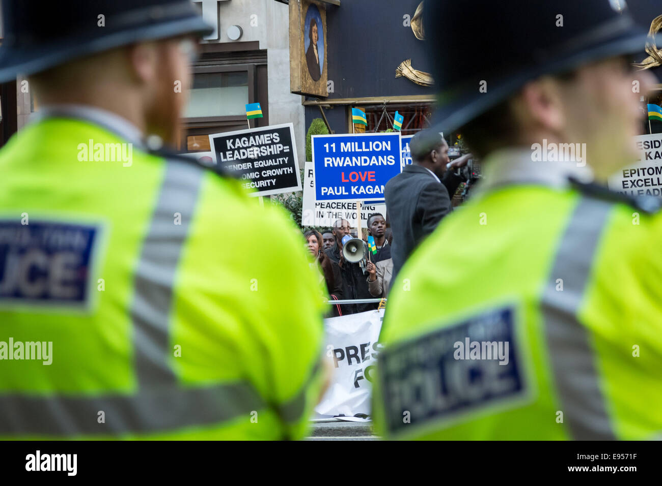 Londra, Regno Unito. Xx oct, 2014. Per i sostenitori del presidente ruandese Kagame GAIS Vertice Credito: Guy Corbishley/Alamy Live News Foto Stock