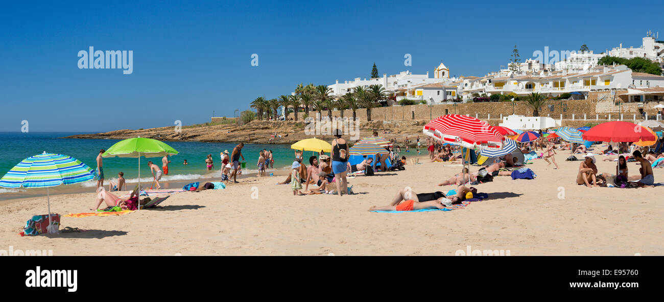 Il Portogallo; l'Algarve occidentale, Praia da Luz spiaggia in estate Foto Stock