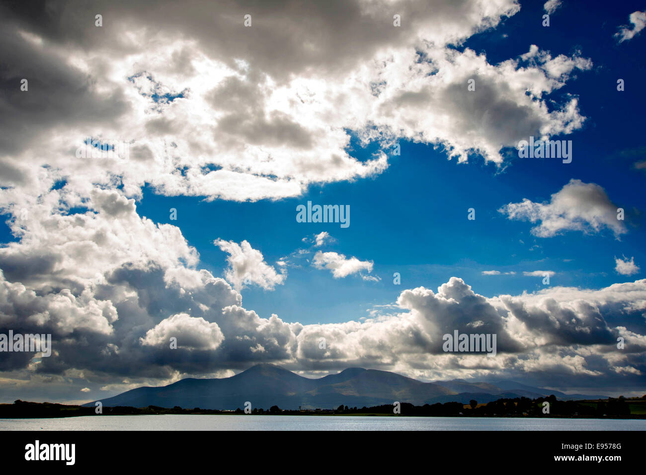 Mourne Mountains da Dundrum Bay, Newcastle, Irlanda del Nord, Foto Stock