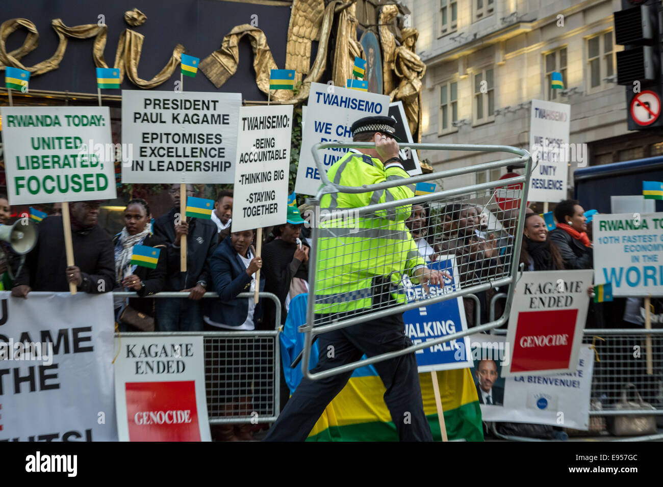 Londra, Regno Unito. Xx oct, 2014. Per i sostenitori del presidente ruandese Kagame GAIS Vertice Credito: Guy Corbishley/Alamy Live News Foto Stock
