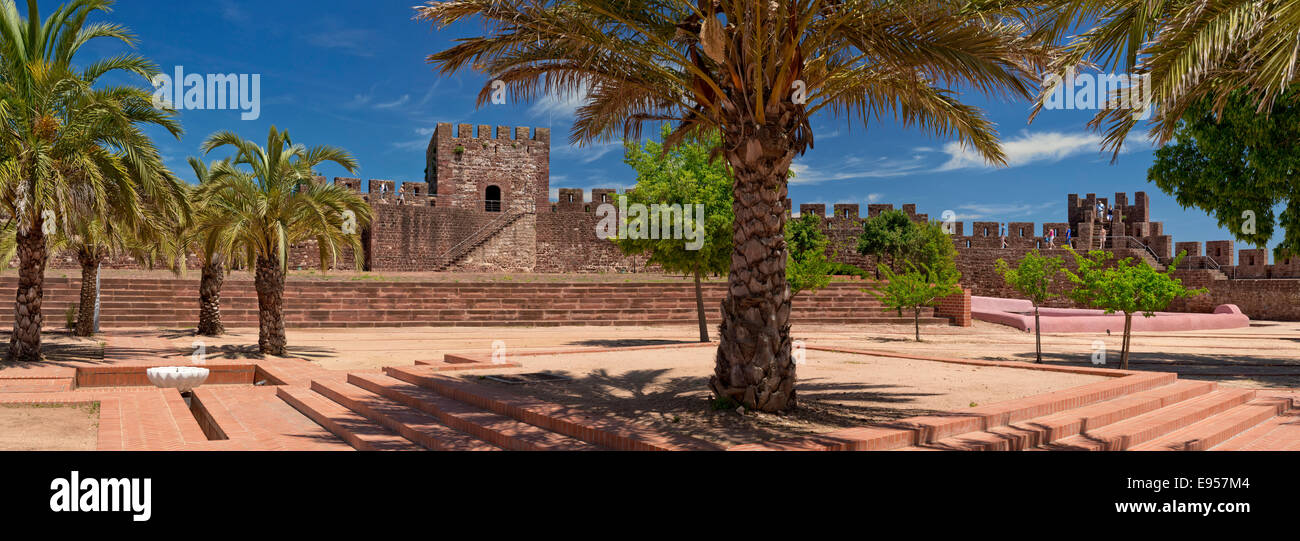 Il Portogallo, Algarve, palme all'interno di Silves castle Foto Stock