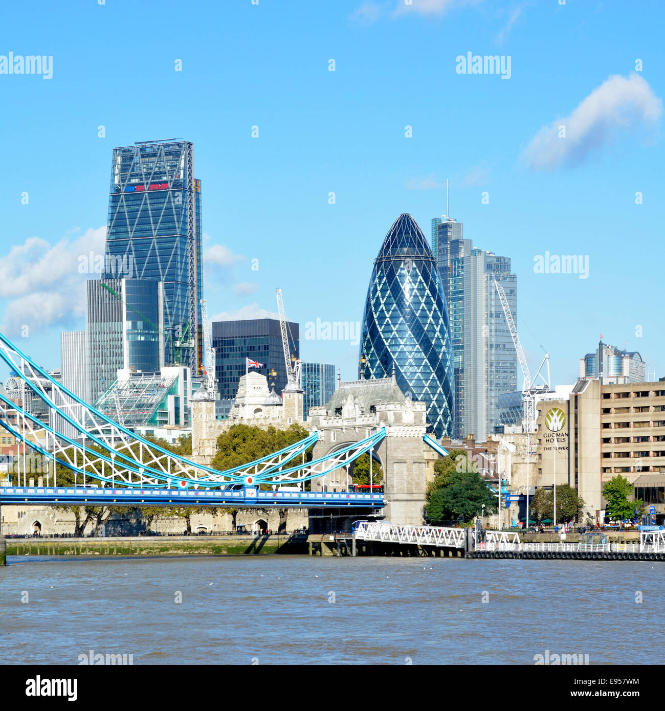 Alta marea del Tamigi in parte dello skyline di Tower Bridge City di Londra, tra cui Gherkin Cheesegrater e Heron Tower, un punto di riferimento per i grattacieli Inghilterra Regno Unito Foto Stock