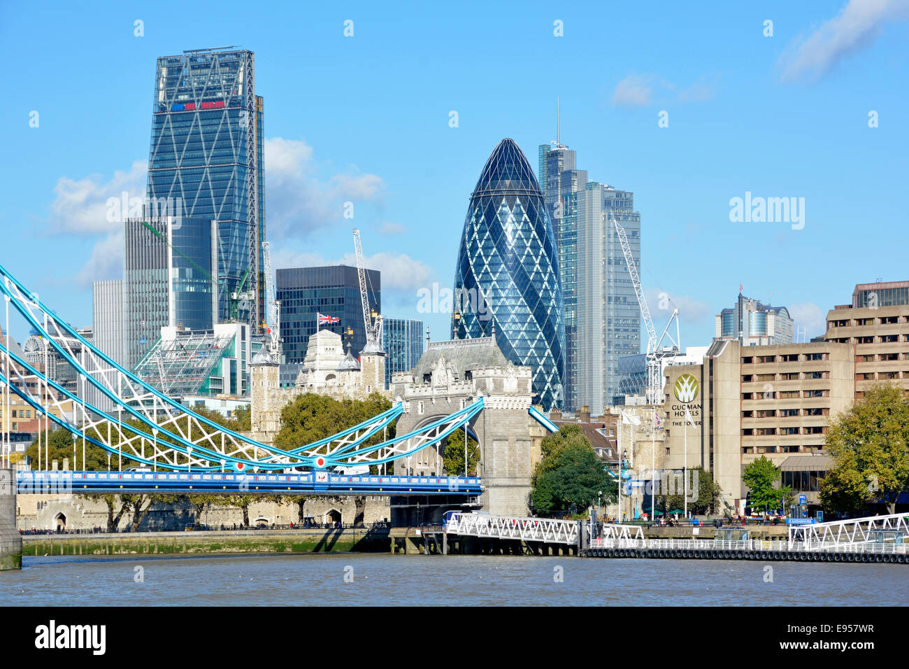 River Thames & Riverside Tower Hotel Londra City Landmark grattacieli edificio skyline da L a R Cheesegrater Gherkin & Heron Tower grattacieli Regno Unito Foto Stock