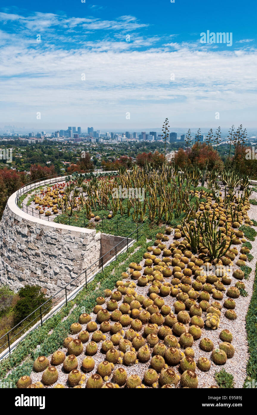 California, Los Angeles, Getty Center, il Giardino dei Cactus, vista verso il centro Foto Stock