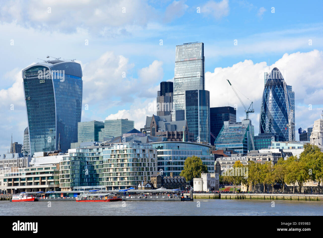Gherkin Cheesegrater e Walkie Talkie edifici storici per uffici grattacieli dominano il paesaggio urbano della City of London skyline Inghilterra Regno Unito Foto Stock
