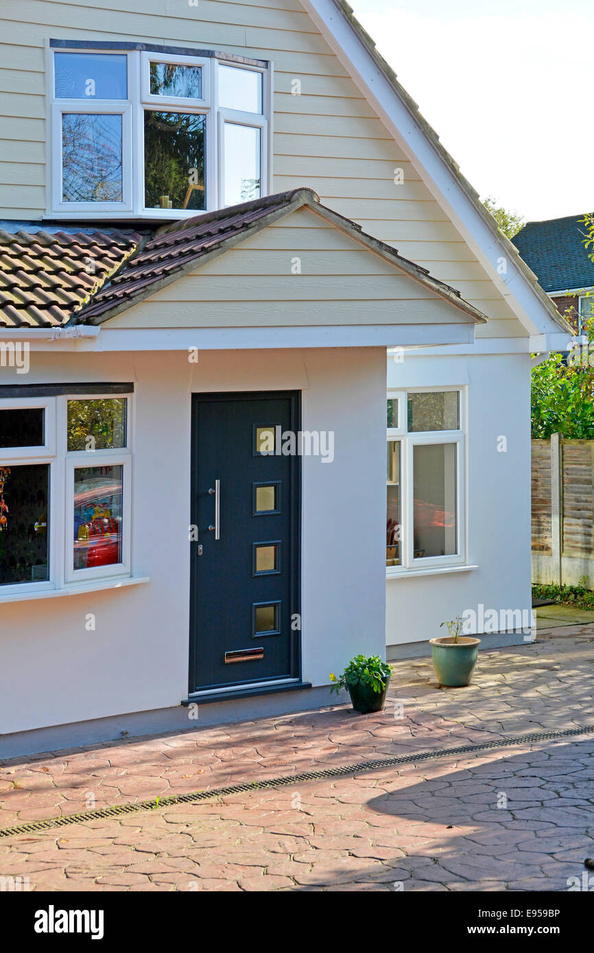 Porta di fronte blu scuro di proprietà ristrutturata e ampliata rilasciato casa indipendente Brentwood Essex Inghilterra UK vedere 'ulteriori informazioni' nota sotto Foto Stock