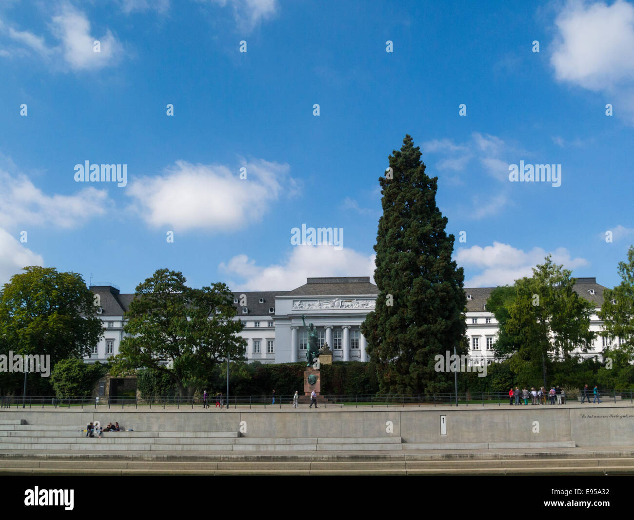 Vista di Kurfurstliches Schloss da una crociera sul fiume Reno Koblenz Germania UE incantevole autunno settembre Giorno uno del più antico bella città tedesche Foto Stock