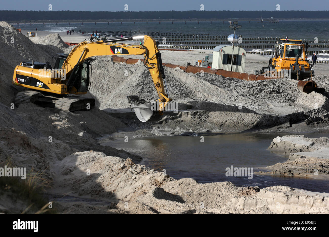 Prerow, Germania. Xx oct, 2014. La sabbia è diffondere intorno a shore dune di protezione sul Mar Baltico spiaggia di Prerow, Germania, 20 ottobre 2014. Le dune sono rinforzati e accentuato da 5 metri. Lo stato tedesco di Meclemburgo-Pomerania occidentale e l'Unione europea stanno investendo circa 2,6 milioni di euro per la ricostruzione delle dune. Foto: Bernd Wuestneck/ZB/dpa/Alamy Live News Foto Stock