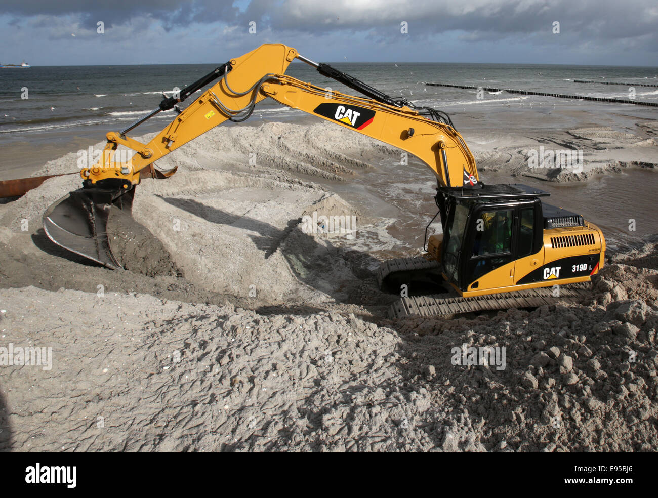 Prerow, Germania. Xx oct, 2014. La sabbia è diffondere intorno a shore dune di protezione sul Mar Baltico spiaggia di Prerow, Germania, 20 ottobre 2014. Le dune sono rinforzati e accentuato da 5 metri. Lo stato tedesco di Meclemburgo-Pomerania occidentale e l'Unione europea stanno investendo circa 2,6 milioni di euro per la ricostruzione delle dune. Foto: Bernd Wuestneck/ZB/dpa/Alamy Live News Foto Stock