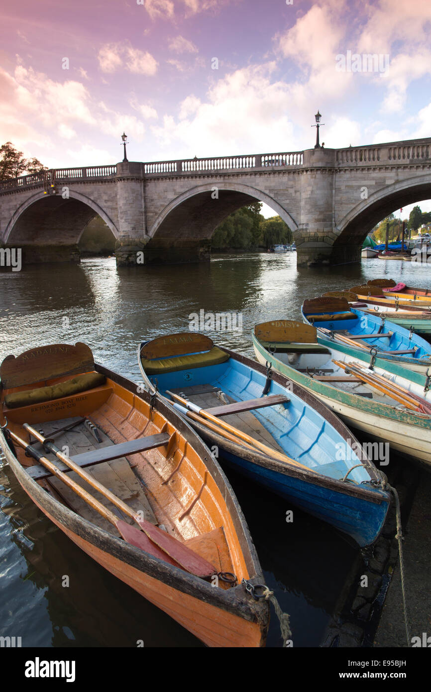Il piacere di legno barche ormeggiate al fianco di Richmond Bridge sul fiume Tamigi, Richmond Upon Thames, Greater London, Regno Unito Foto Stock