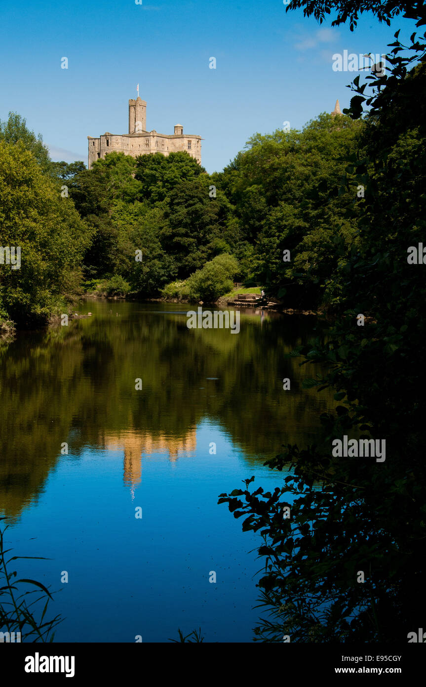 Il castello di Warkworth sul fiume Coquet Foto Stock