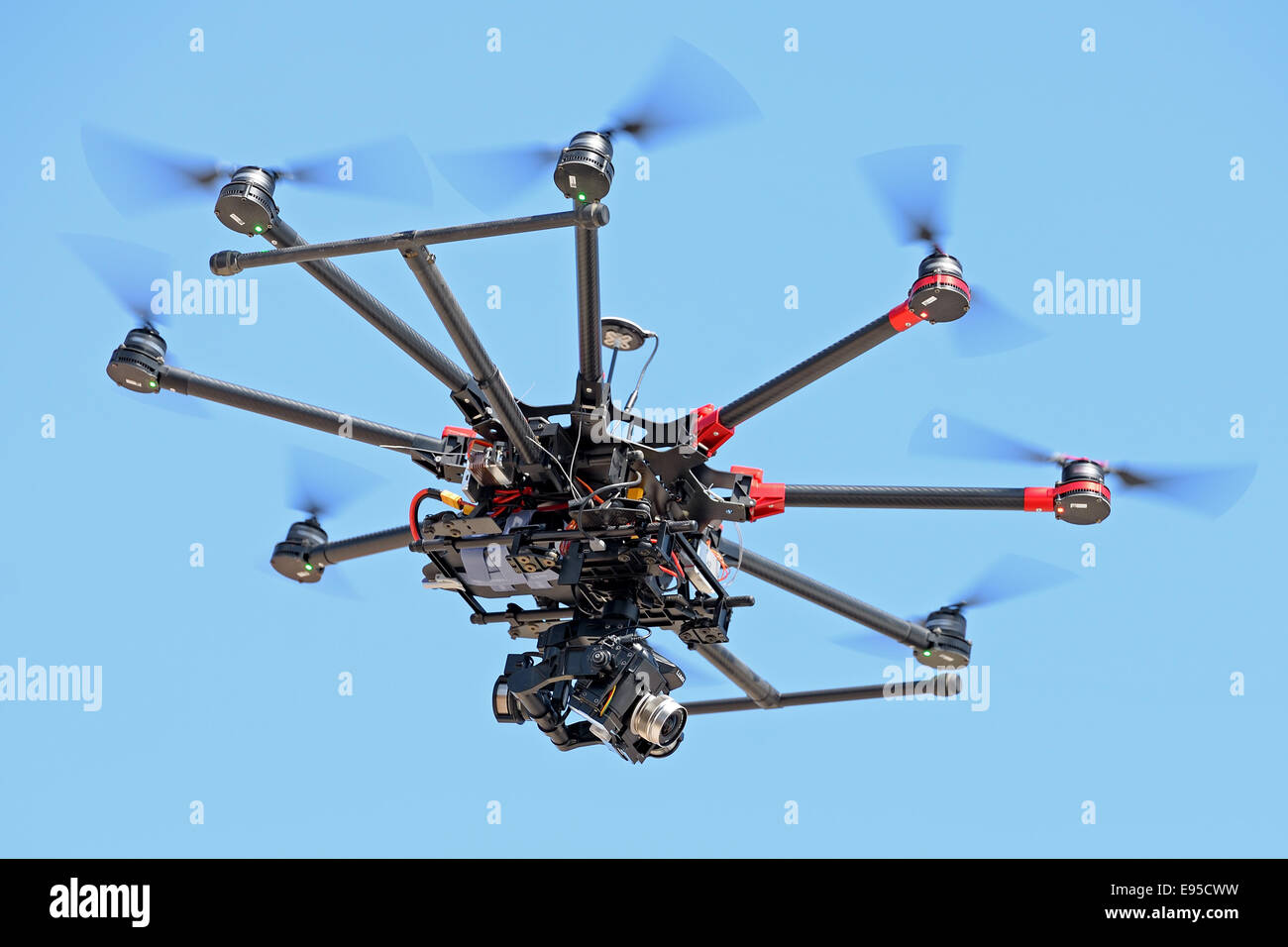 Barcellona - giu 28: un drone controllato dal telecomando, per scattare foto e registrare video a LKXA sport estremi di Barcellona. Foto Stock