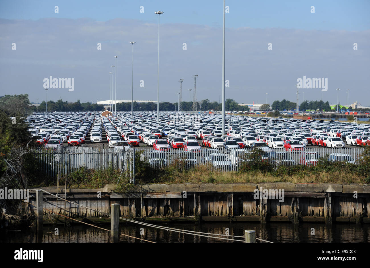 Importazione di autovetture su Grimsby Docks pronti per essere trasportati in tutto il Regno Unito Foto Stock