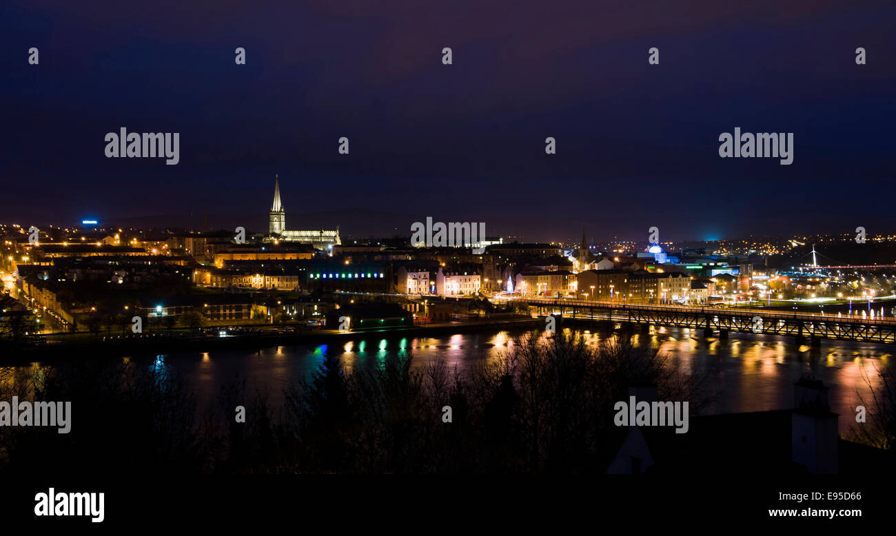 Craigavon Bridge e del Fiume Foyle, di notte, Derry City, Londonderry, Irlanda del Nord Foto Stock