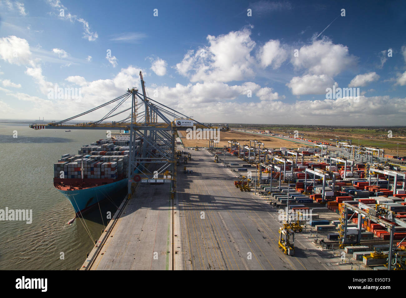 Contenitore grande nave,Edith Maersk,essendo caricati al DP London Gateway porta sull'estuario del Tamigi Foto Stock