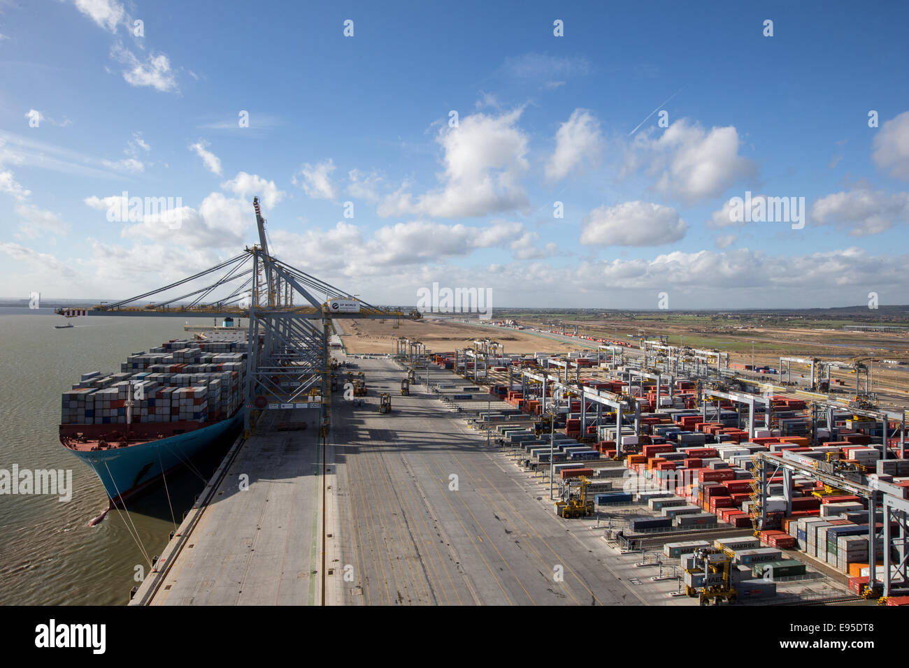 Contenitore grande nave,Edith Maersk,essendo caricati al DP London Gateway porta sull'estuario del Tamigi Foto Stock