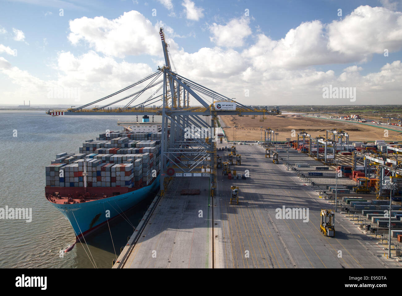 Contenitore grande nave,Edith Maersk,essendo caricati al DP London Gateway porta sull'estuario del Tamigi Foto Stock