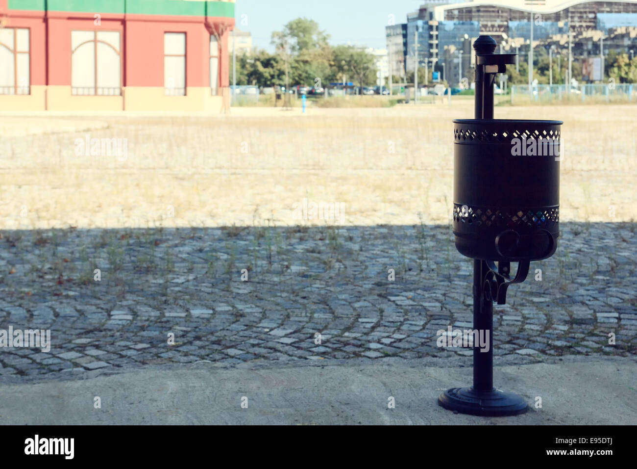 Metallo nero nel Cestino o cestello in old park in ombra Foto Stock