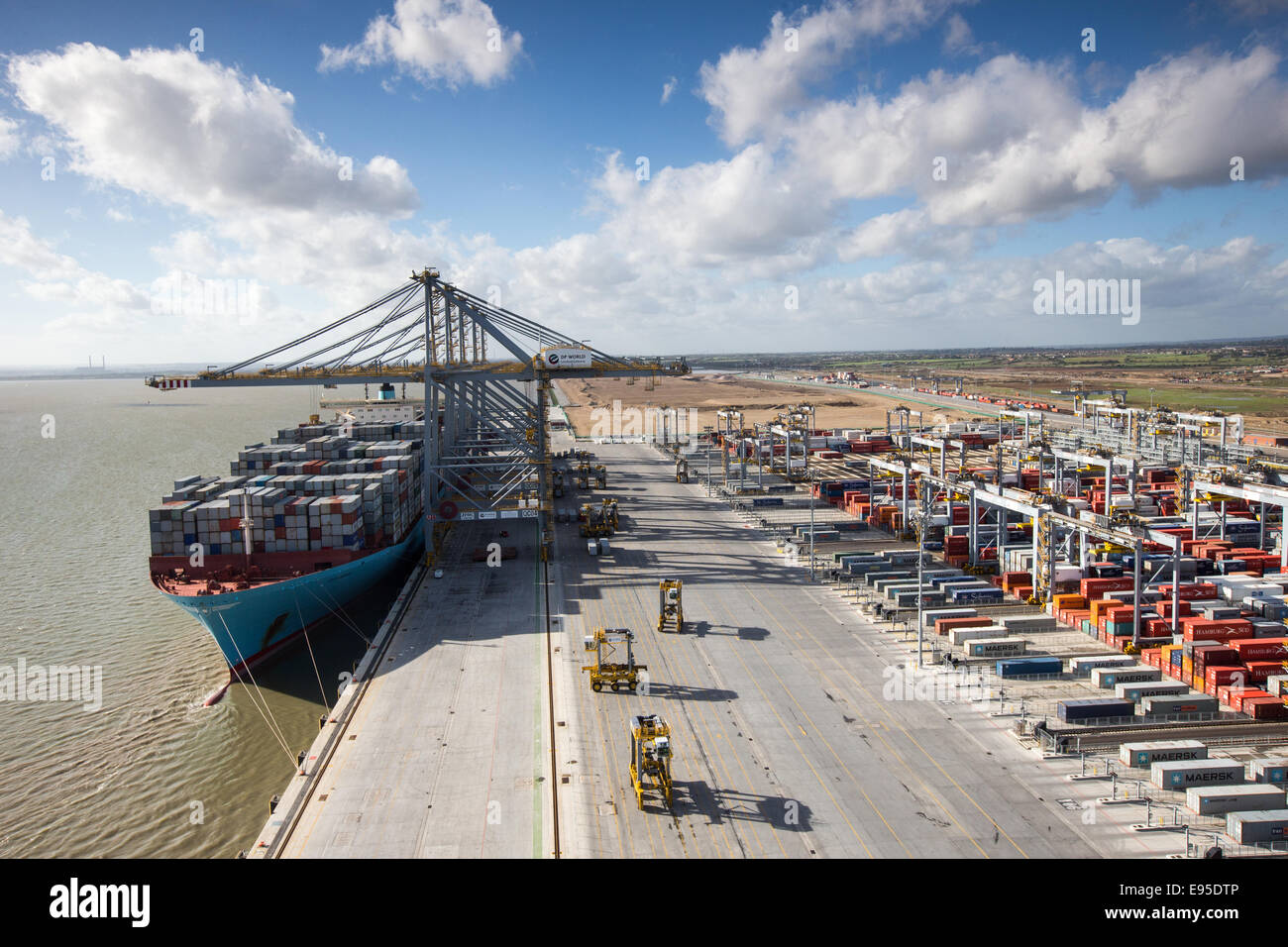 Contenitore grande nave,Edith Maersk,essendo caricati al DP London Gateway porta sull'estuario del Tamigi Foto Stock