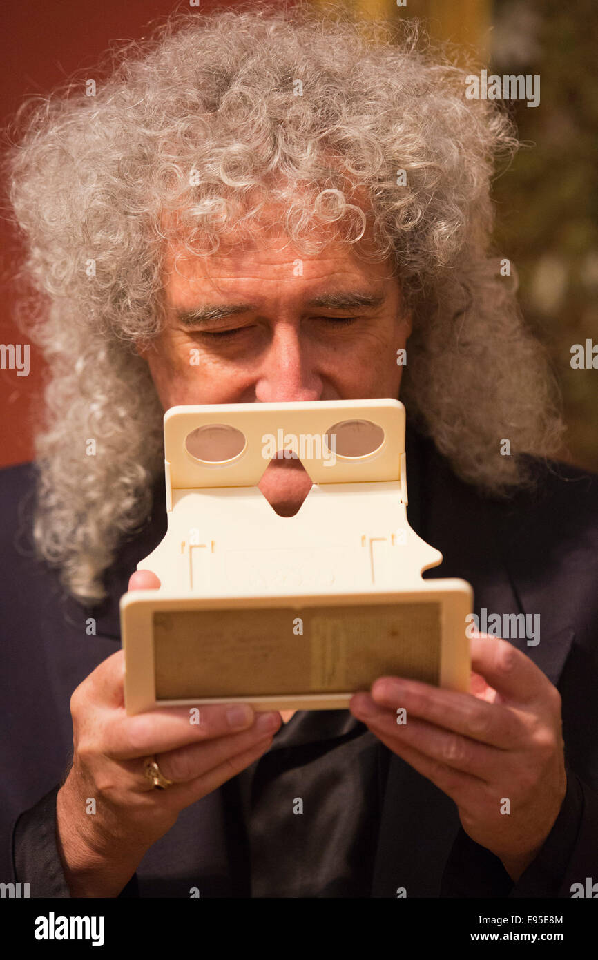 Brian May alla Tate Britain per il display "uomo povero Picture Gallery: Vittoriana di arte e fotografia stereoscopica' Foto Stock