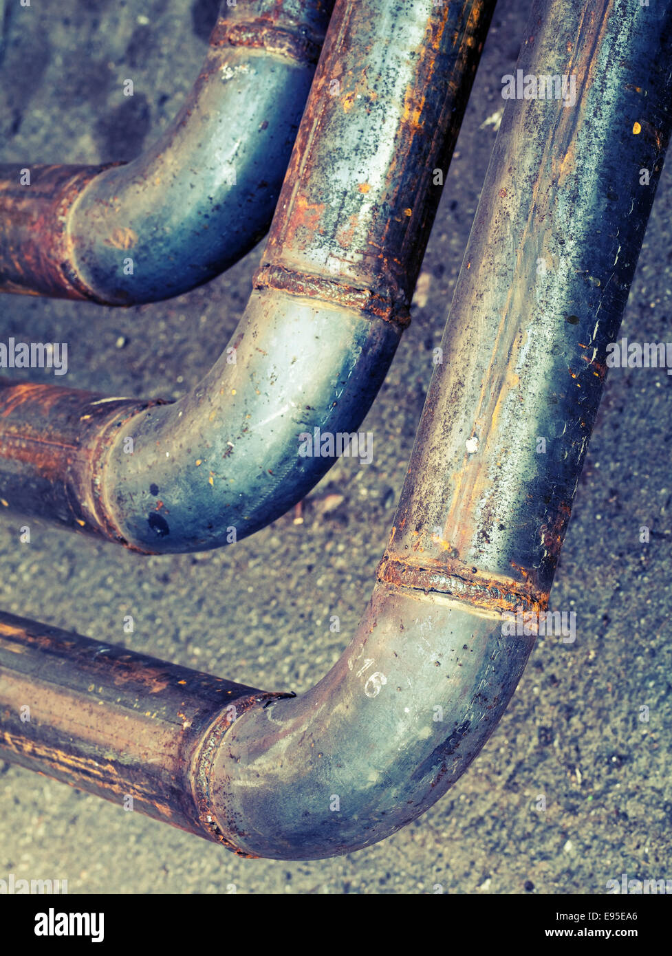Piegare di acciaio industriale pipeline, vintage foto dai toni Foto Stock